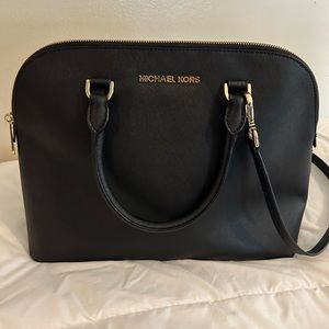Michael Kors black bag excellent condition .  Medium to large . Perfect size